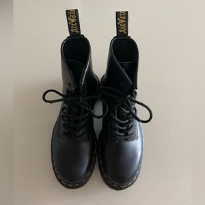 Like new hardly worn Dr.Martens.